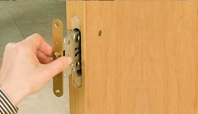 Пример замены замкa деревянной двери №2