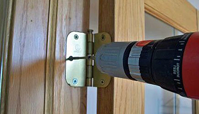 Пример замены замкa деревянной двери №1